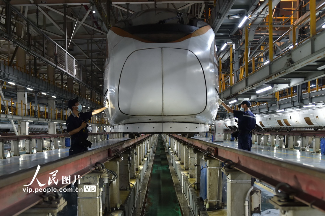 7月15日，在南京動車段南京南動車組檢修站檢修庫，工作人員在進行動車組列車檢修作業。