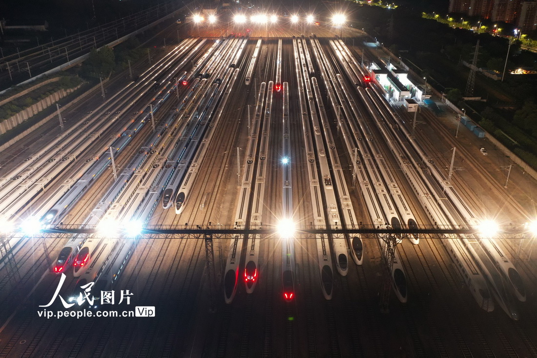 7月15日，在南京動車段南京南動車組檢修站存車線上，整齊停放著檢修好的動車組列車。
