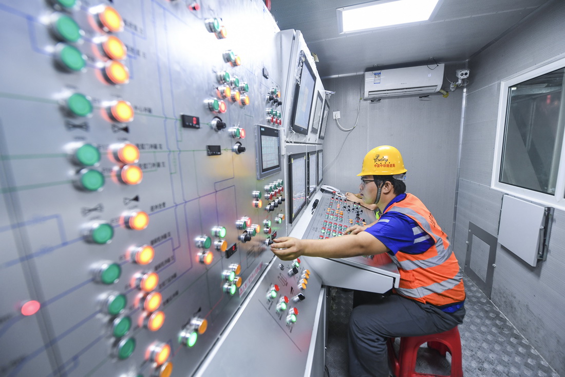 7月15日，在深圳媽灣跨海通道工程建設現場，工作人員操作“媽灣號”盾構機。