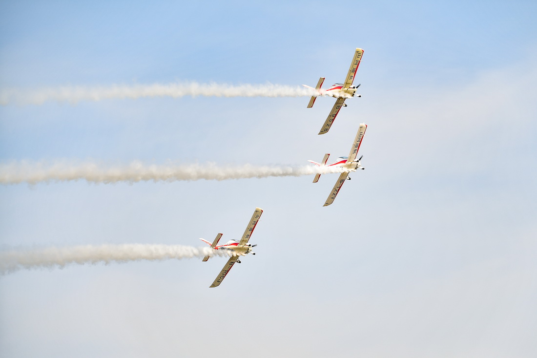 7月15日，在湖南株洲蘆淞機場，動態飛行表演隊隊員進行固定翼編隊飛行表演。