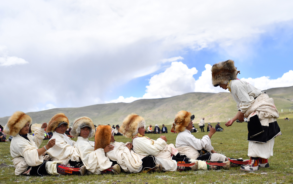 7月15日，西藏班戈縣青龍鄉牧民在草原上做游戲。