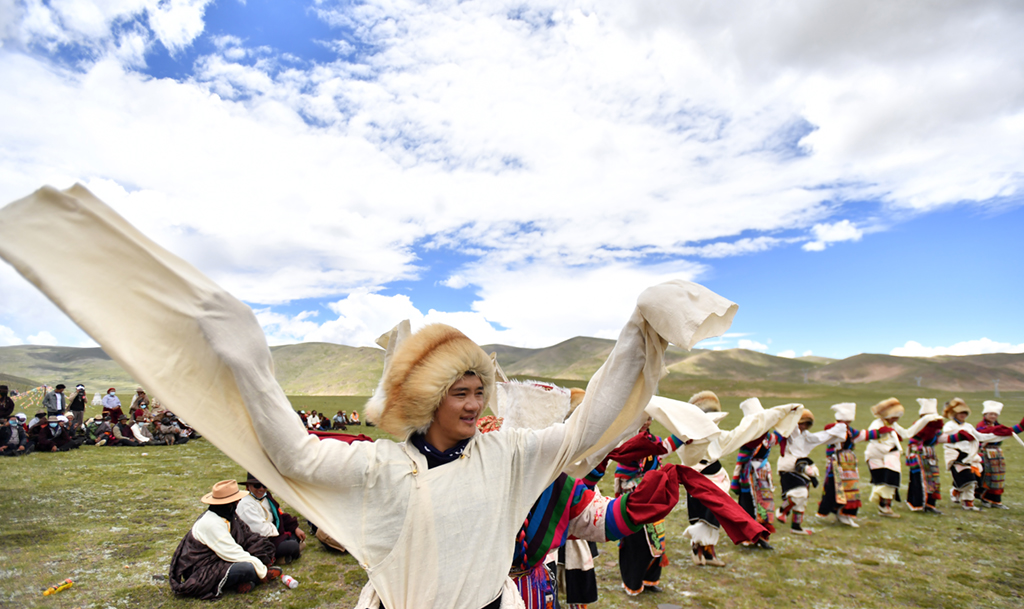 7月15日，西藏班戈縣青龍鄉牧民在草原上跳舞。