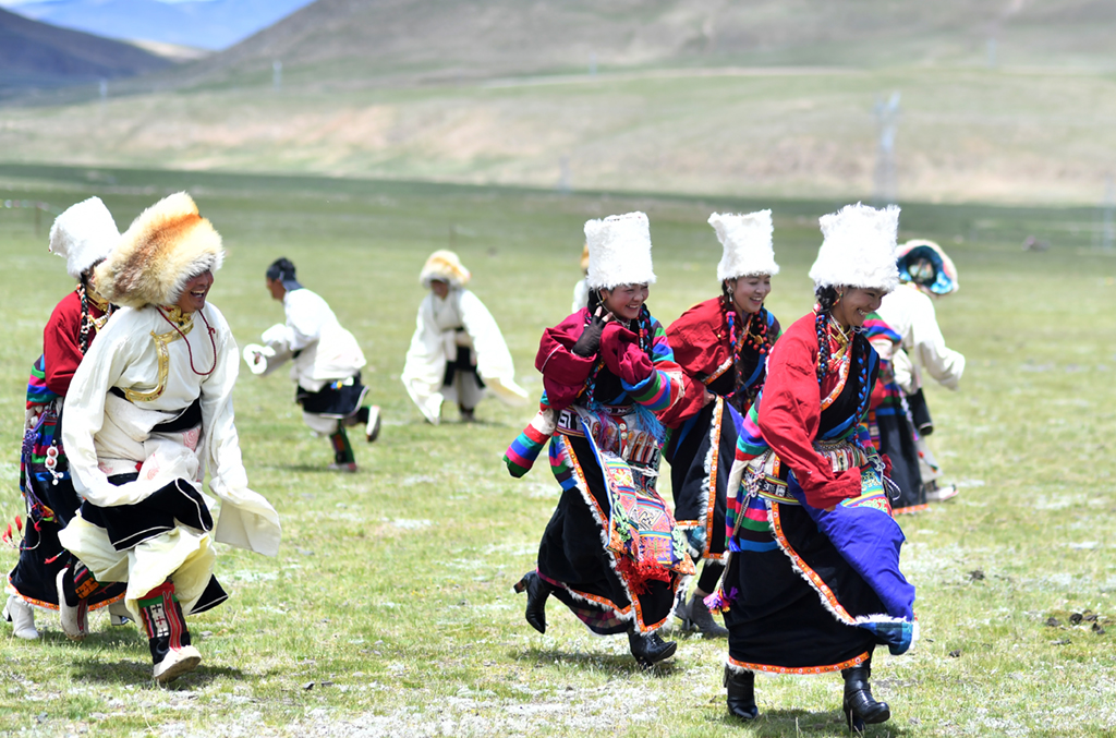 7月15日，西藏班戈縣青龍鄉牧民在草原上做游戲。