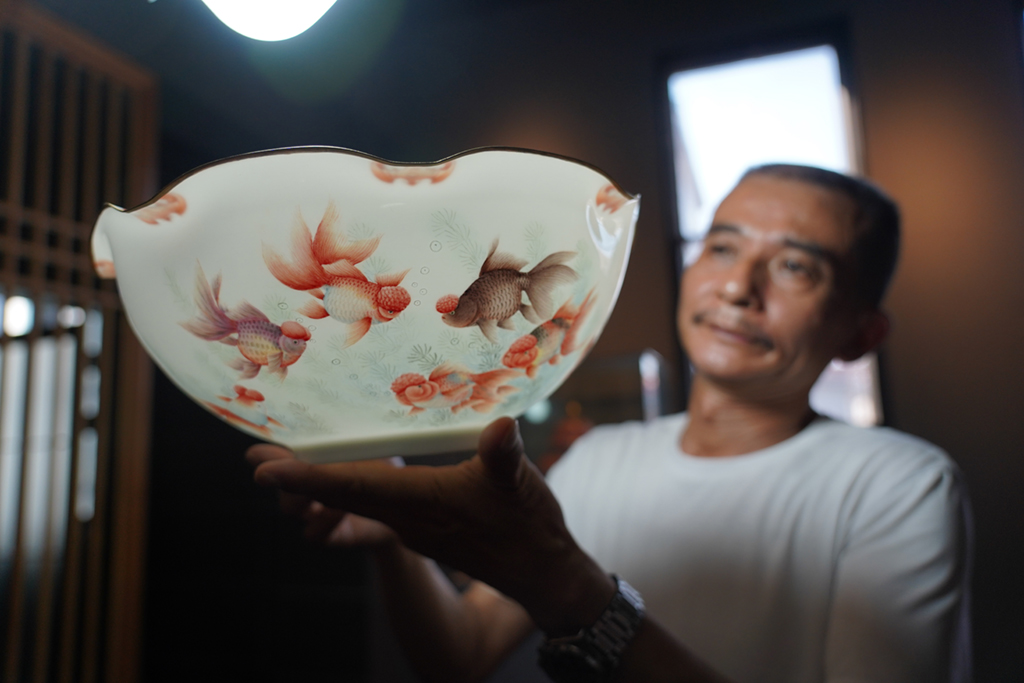 熊國安在展示他制作的薄胎碗（7月13日攝）。新華社記者 周密 攝