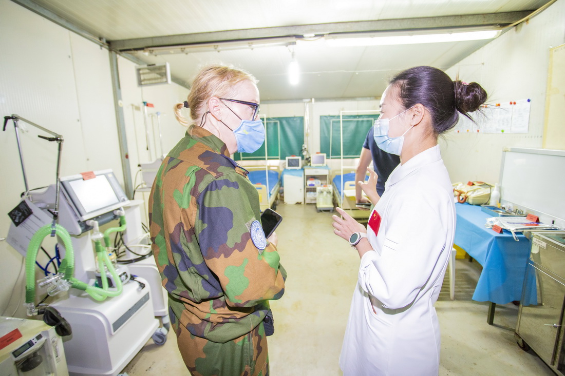 7月17日，在剛果（金）布卡武地區的中國二級醫院，聯合國剛果（金）穩定特派團戰略規劃工作組成員與中國維和部隊醫療分隊成員交流。