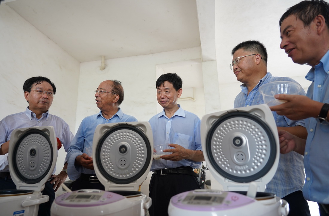 7月19日，中科院院士李家洋（左三）與特邀專家們一起品嘗“中科發早粳1號”稻谷加工出的米飯。