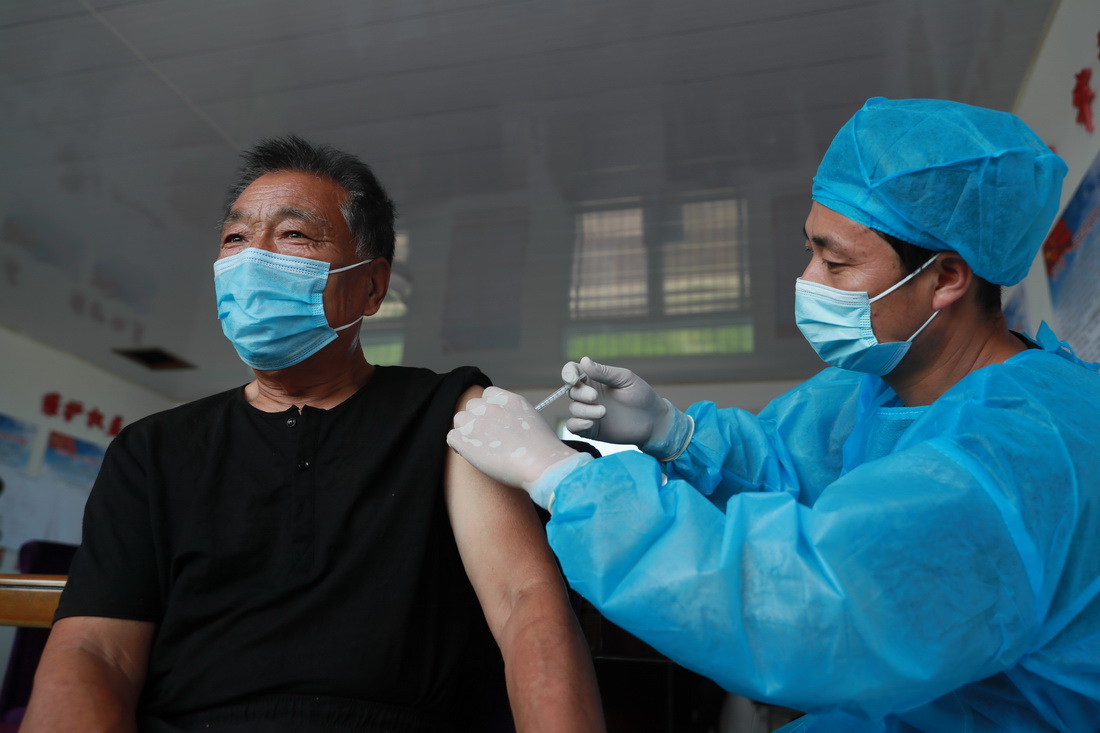 7月19日，在遼寧省遼陽市遼陽縣小北河鎮郭家村，疫苗接種人員給村民接種新冠疫苗。
