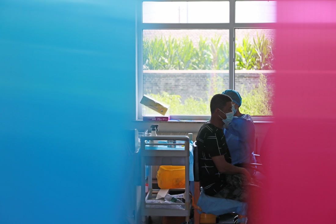 7月19日，在遼寧省遼陽市遼陽縣黃泥窪鎮中心衛生院，疫苗接種人員給村民接種新冠疫苗。