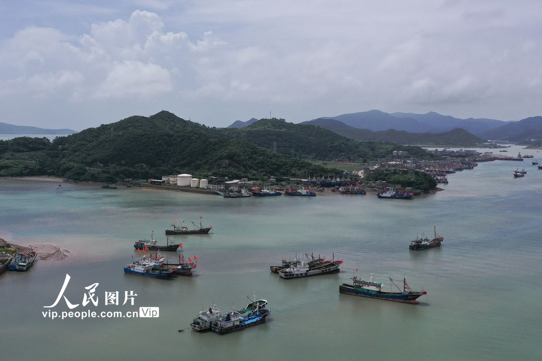 2021年7月20日，停靠在浙江省宁波市象山县石浦港避风的渔船。