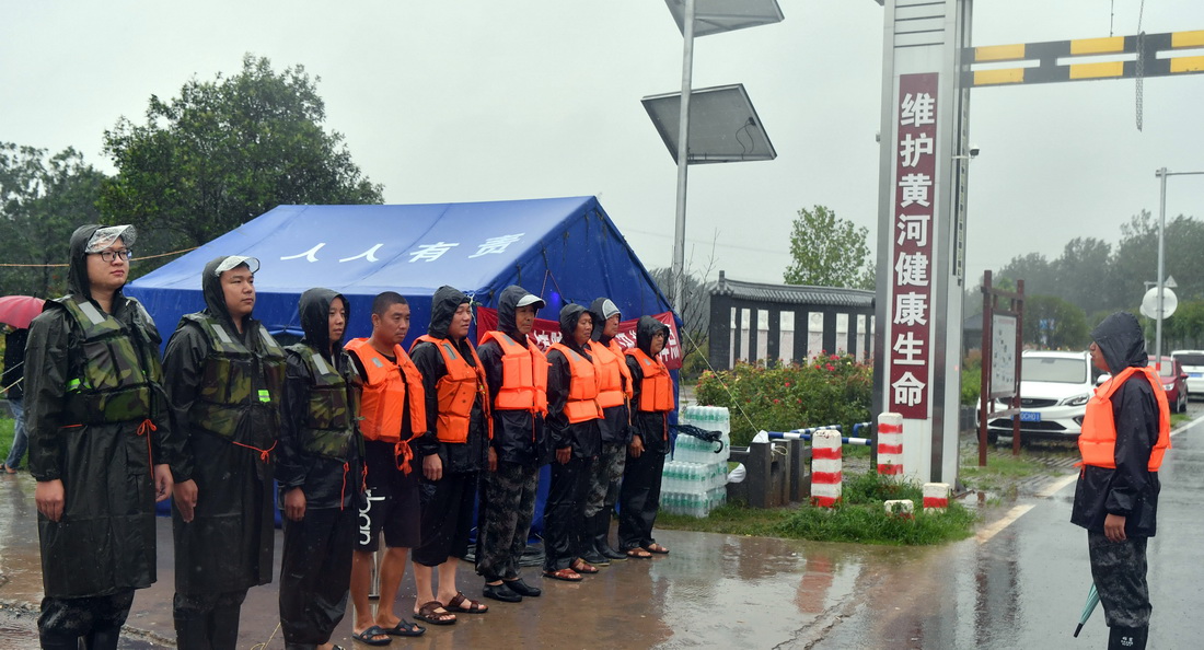 7月20日，在焦作市博愛縣磨頭鎮陳庄村丹河險工段，防汛人員集合並准備開始巡查險情。