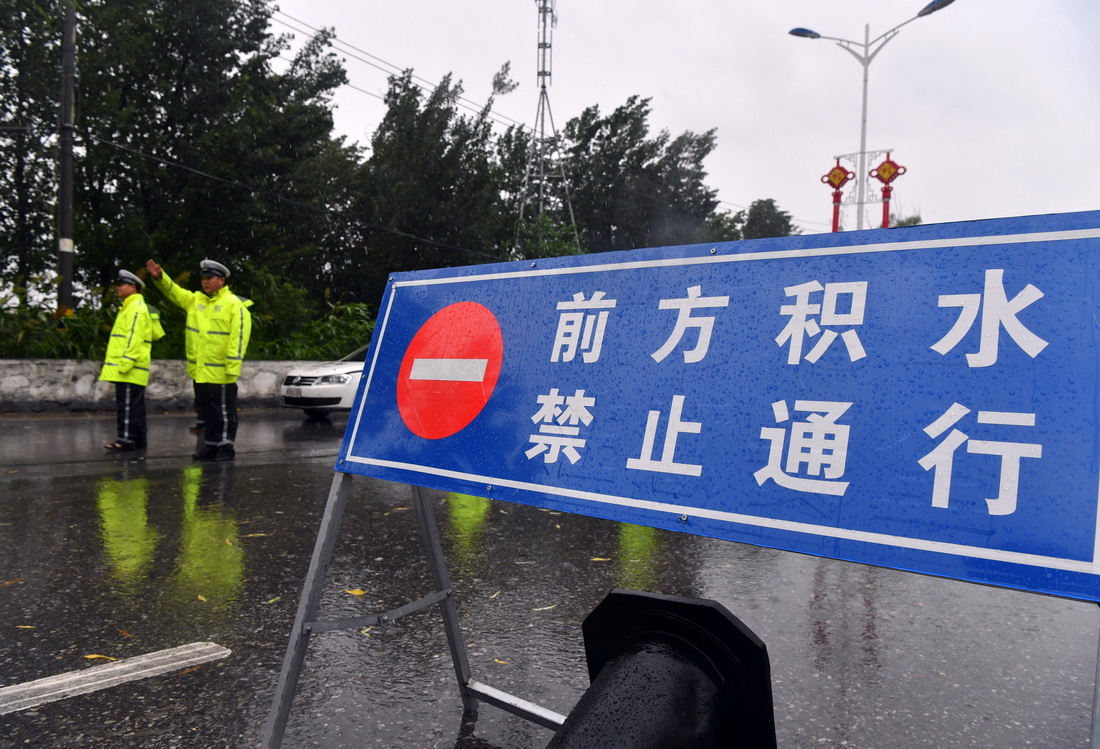 7月20日，在焦作市文昌路新月鐵路橋積水處，交警在勸返往來車輛。