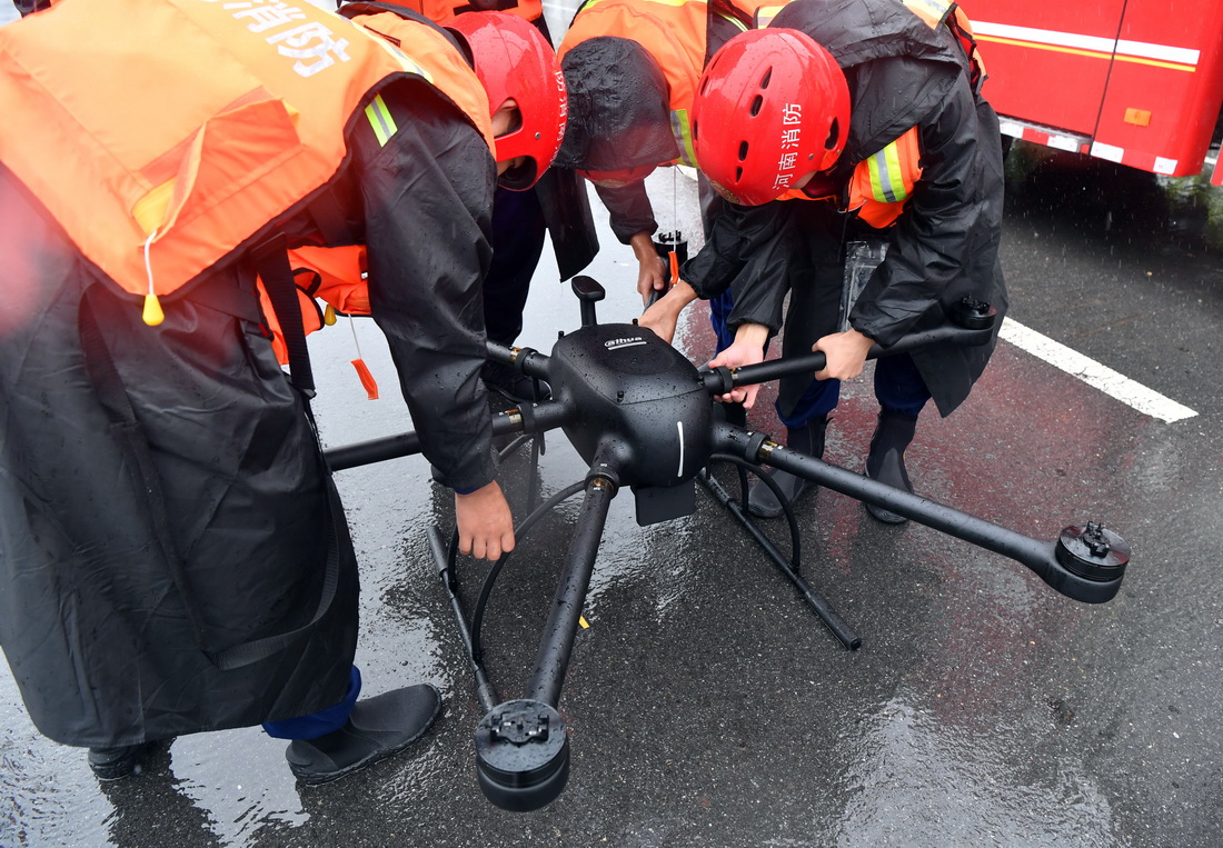 7月20日，在焦作市修武縣周庄鎮萬方路萬方橋附近，消防人員在進行無人機起飛准備工作。