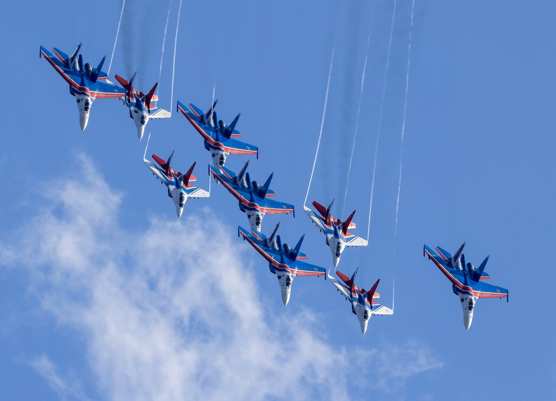 7月20日，飛行表演隊在俄羅斯茹科夫斯基市的莫斯科航展上表演。新華社/路透