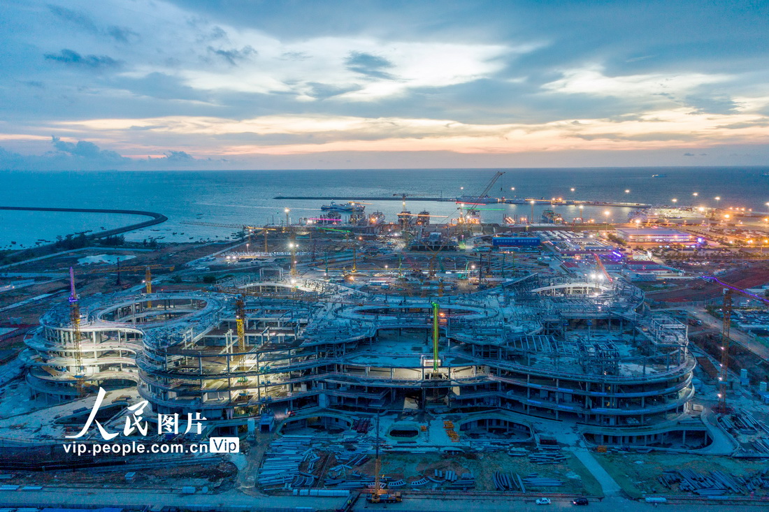 2021年7月20日，海口市國際免稅城項目施工現場。