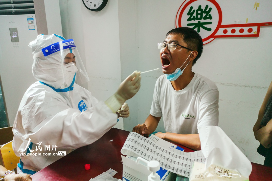 2021年7月22日早晨，南京市溧水區居民有序接受核酸檢測。朱紅生攝（人民圖片網）