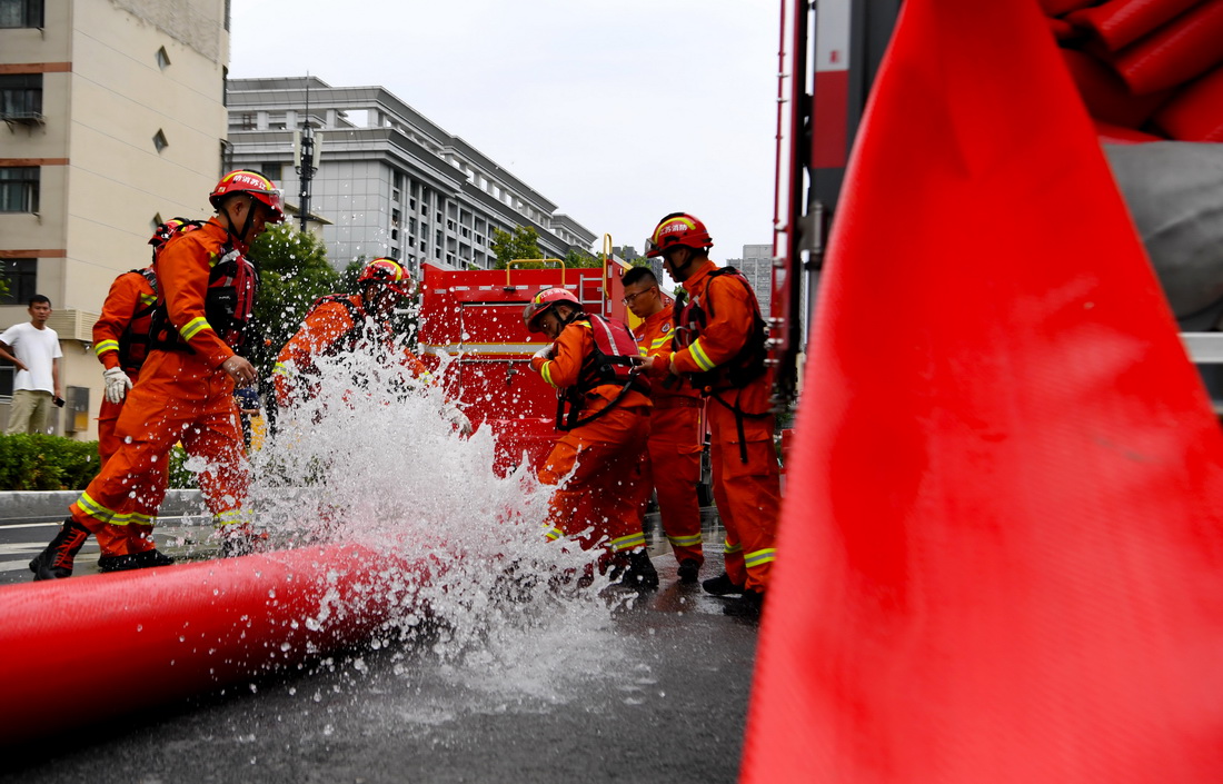 7月21日，消防救援人員在進行排澇作業。新華社記者 郝源 攝