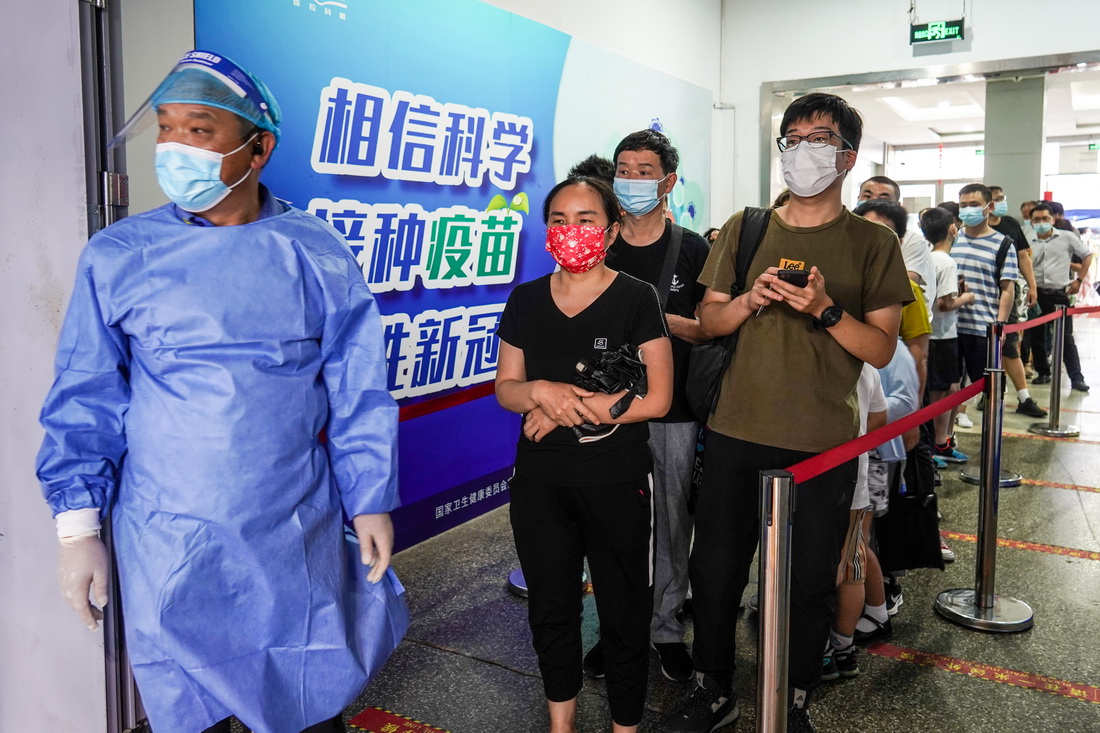 7月22日，市民在南京市鼓樓區五台山體育中心體育館內排隊，准備進行核酸檢測取樣。