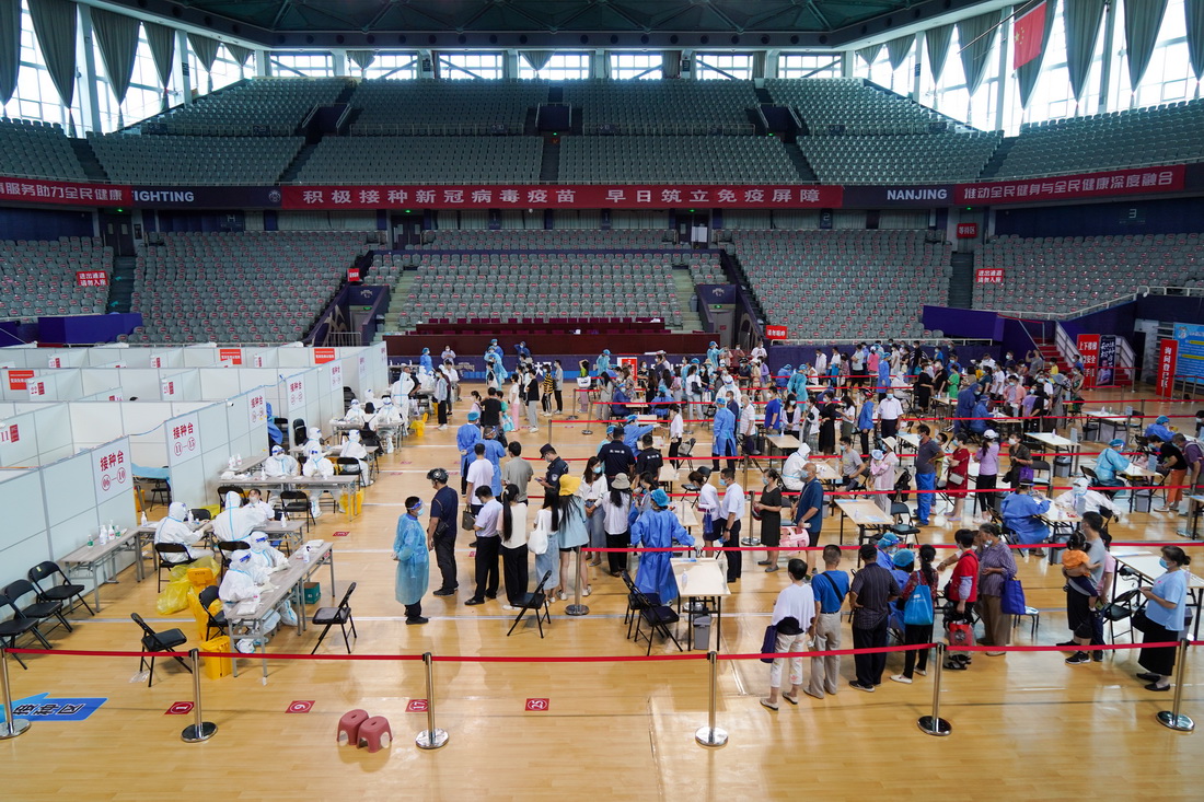 7月22日，市民在南京市鼓樓區五台山體育中心體育館內進行核酸檢測取樣。