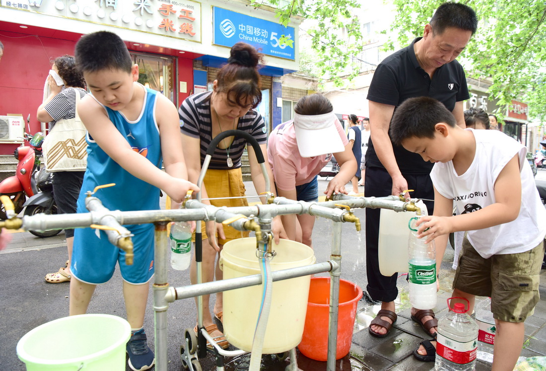 7月22日，市民在鄭州市經七路臨時取水點接水。目前，鄭州市在斷水區域共設置41處臨時取水點，解決群眾基本生活用水。