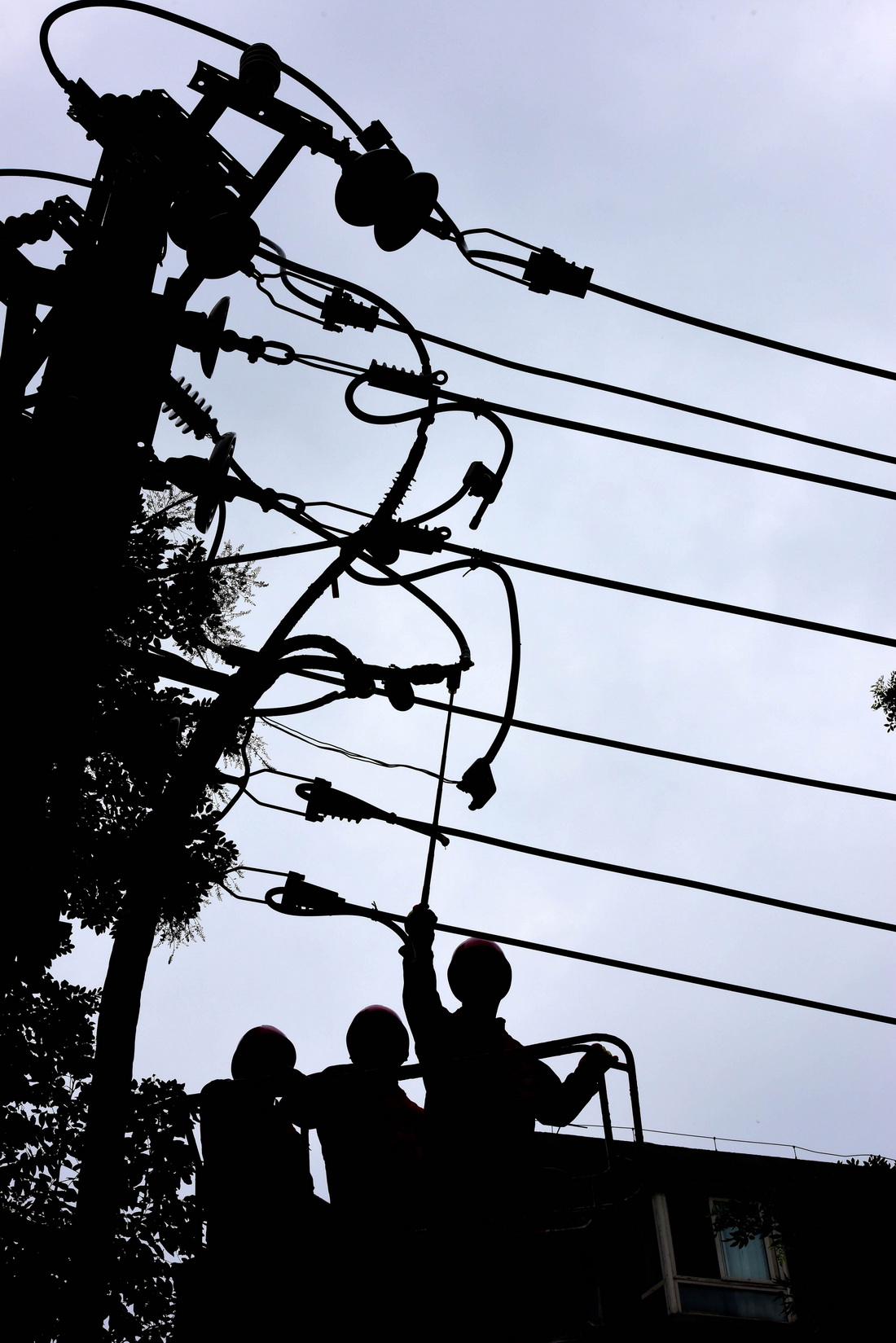 7月22日，電力班組人員在鄭州市政六街搶修電力設施。