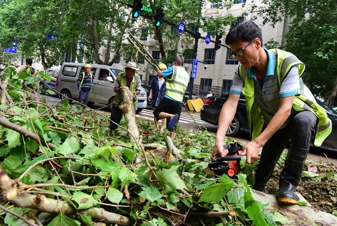 7月22日，工作人员在郑州市黄河路工作，恢复交通。