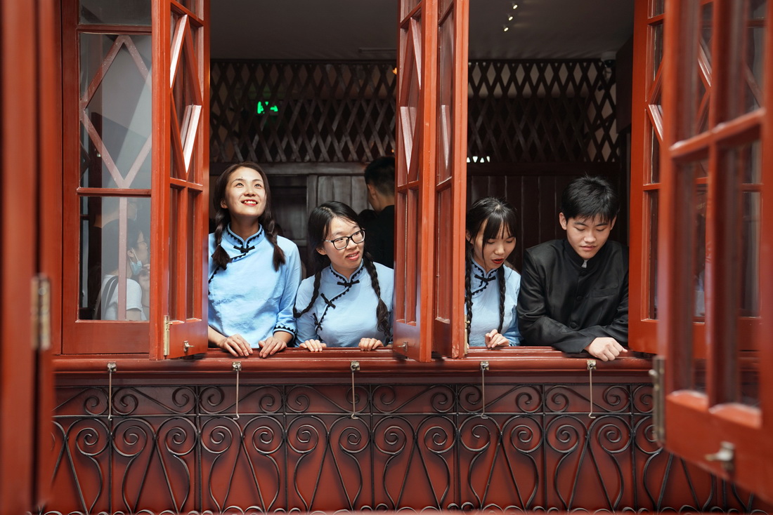 7月22日，來自北京大學的學生在博文女校參觀。