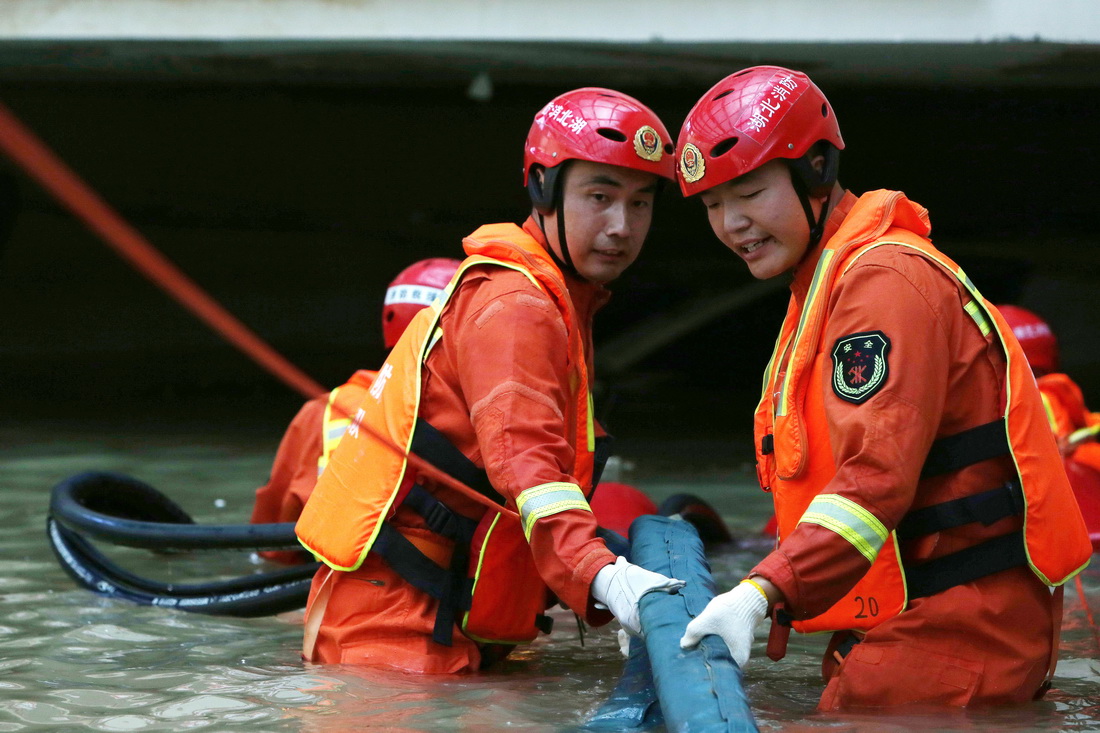 7月25日，湖北消防總隊黃岡支隊的救援人員在鄭州市中牟縣某小區的地庫內進行排澇作業。新華社記者 許雅楠 攝