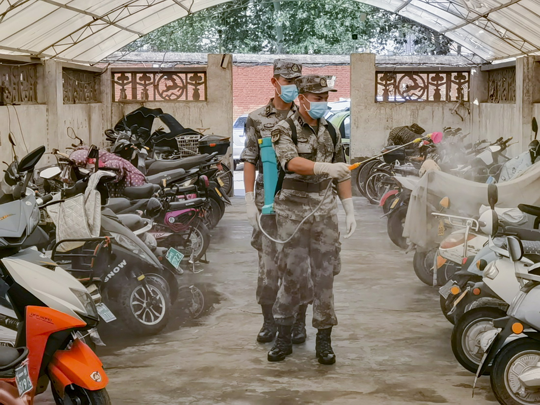 7月25日，鄭州聯勤保障中心某汽車團官兵在鄭州市農業路開展防疫消殺工作。新華社發（王維 攝）