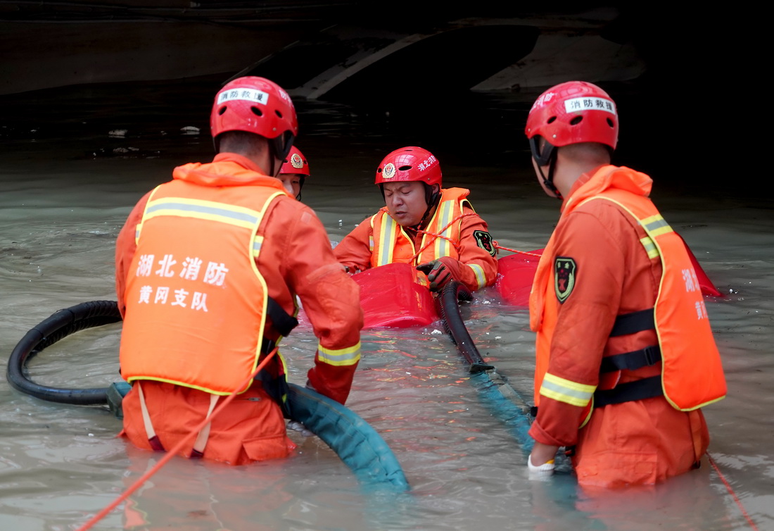 7月25日，湖北消防總隊黃岡支隊的救援人員在鄭州市中牟縣某小區的地庫內進行排澇作業。新華社記者 李安 攝