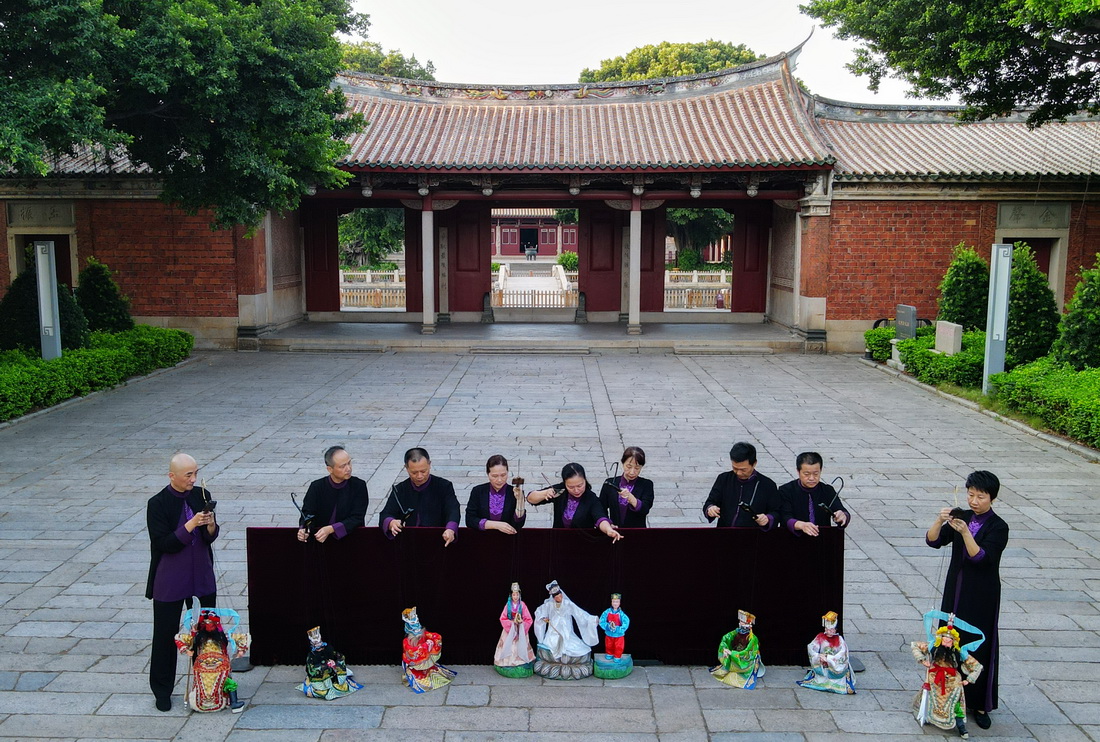 7月25日，在福建泉州府文廟，泉州市提線木偶傳承保護中心的工作人員在表演提線木偶技藝。新華社記者 魏培全 攝