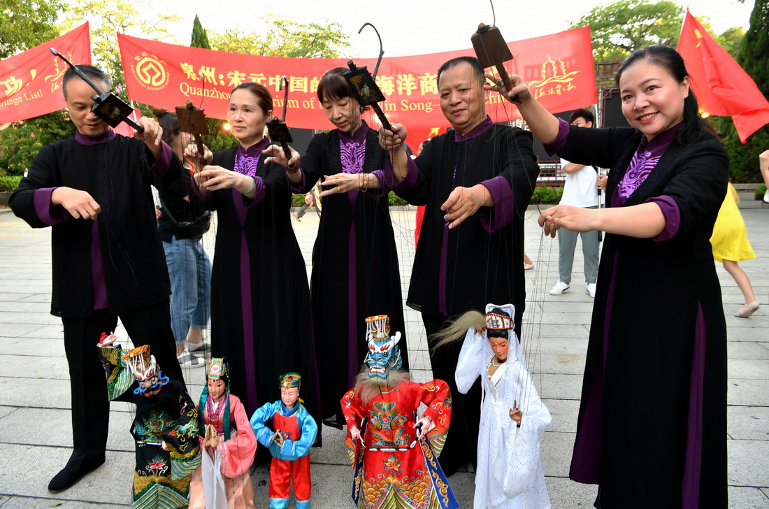 7月25日，在福建泉州府文廟，泉州市提線木偶傳承保護中心的工作人員在表演提線木偶技藝。新華社記者 魏培全 攝