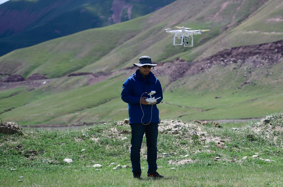 2021年长江源综合科考的科考队员赵保成在使用无人机观测长江源地区生态环境（7月24日摄）。
