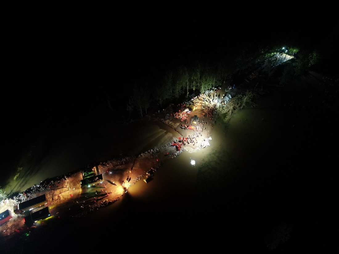 这是7月26日拍摄的卫河鹤壁市浚县新镇镇彭村决口封堵现场（无人机照片）。新华社记者 冯大鹏 摄