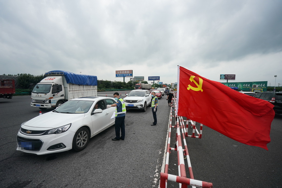 7月25日，在寧洛高速公路曹庄收費站，執法人員對不符合離城條件的車輛駕乘人員進行勸返。