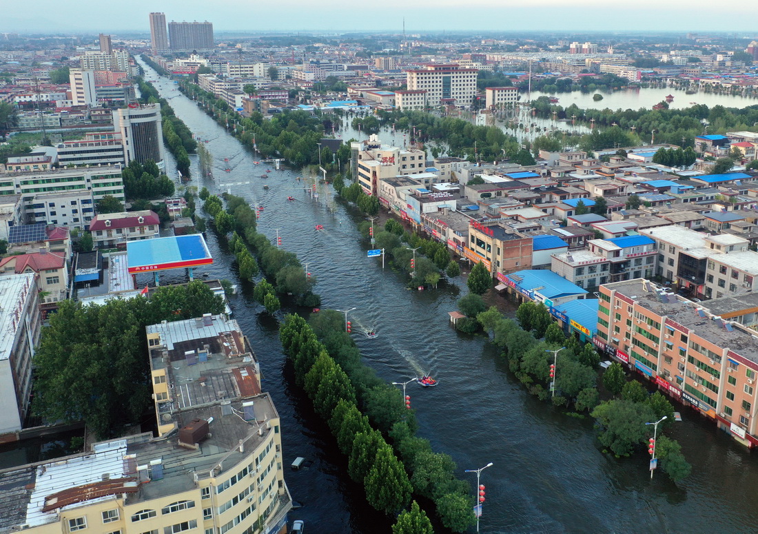 7月26日，在河南省卫辉市，救援船只穿梭于城区内（无人机照片）。