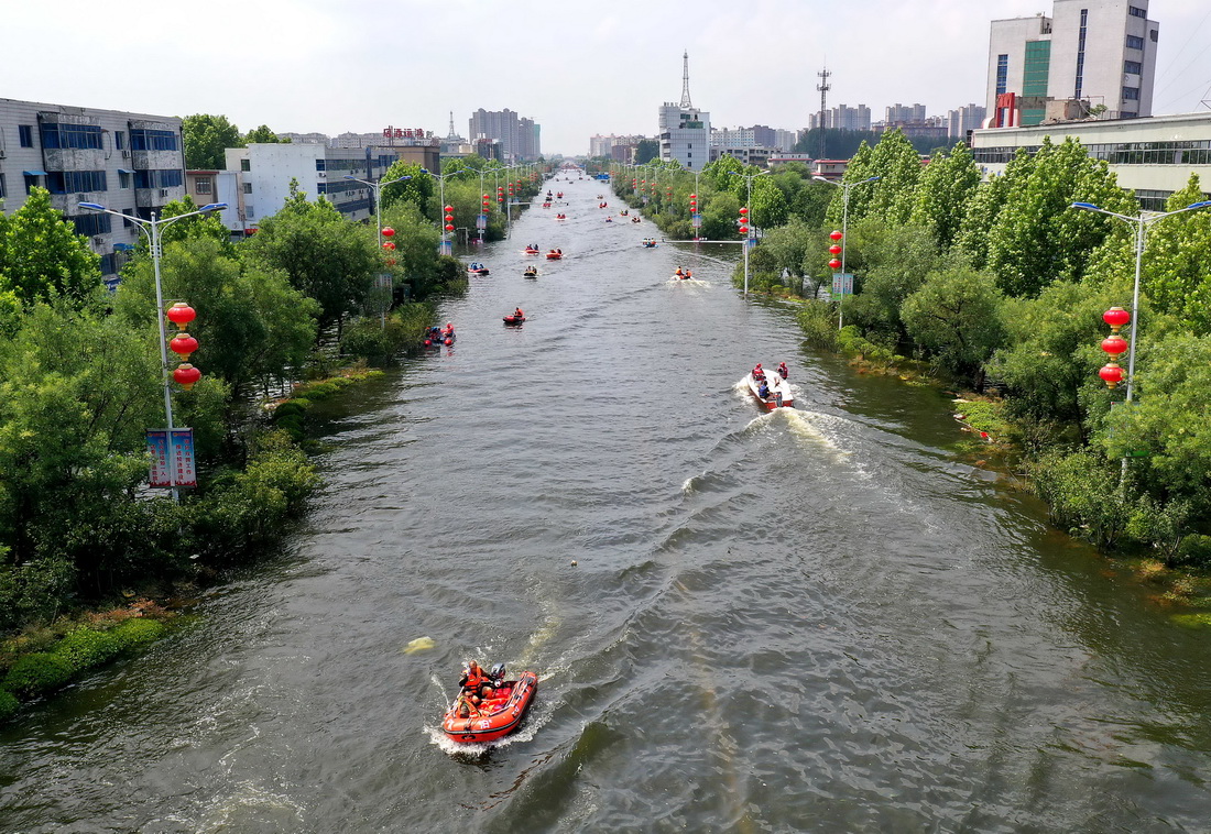 7月27日，救援人员驾驶橡皮艇、冲锋舟等在卫辉城区搜救被困群众（无人机照片）。新华社记者 李安 摄