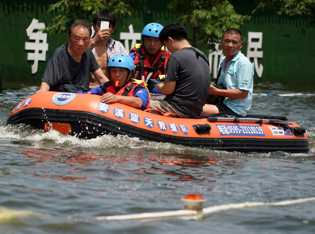 7月27日，救援人员在转移被困群众。新华社记者 李安 摄