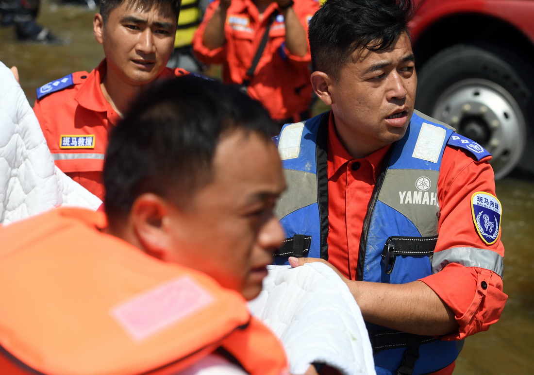  7月27日，救援人员在现场忙碌。新华社记者 李嘉南 摄