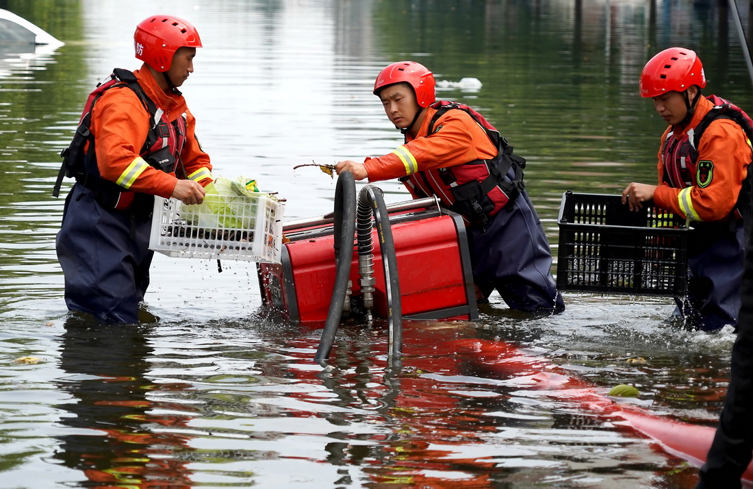 7月27日，江苏省淮安市消防救援支队救援人员在卫辉市区进行排涝作业。