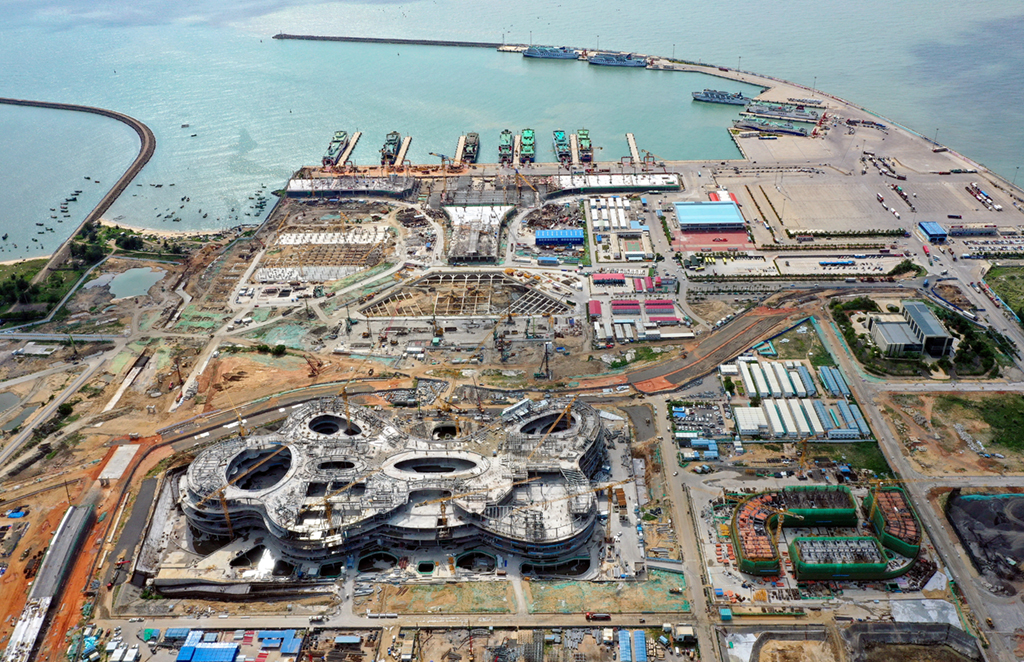 7月28日拍攝的海口國際免稅城項目施工現場（無人機照片）。