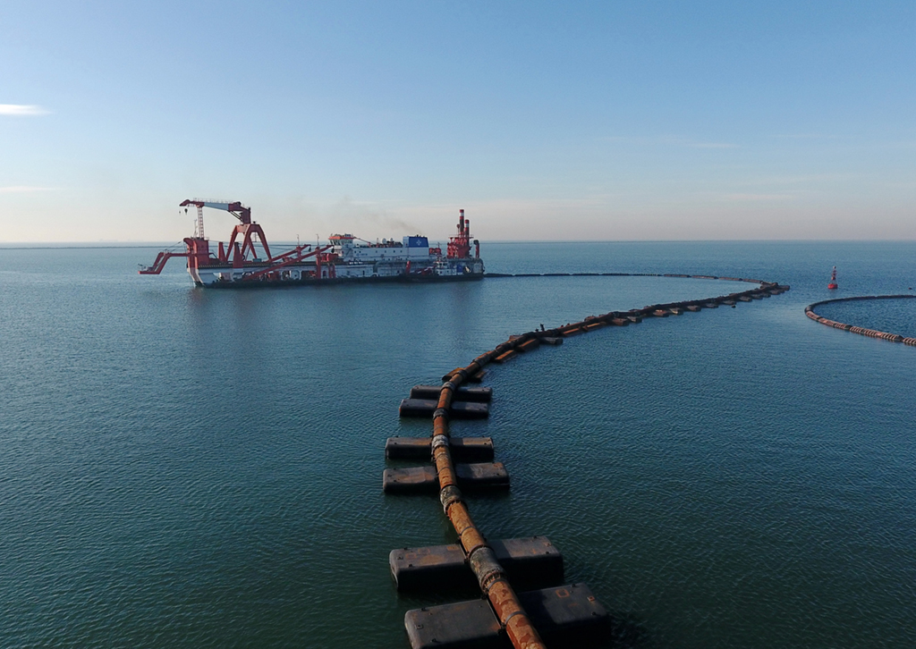 一艘施工船在唐山港京唐港区25万吨级航道工程海域施工作业（2020年3月14日摄，无人机照片）。新华社记者 杨世尧 摄