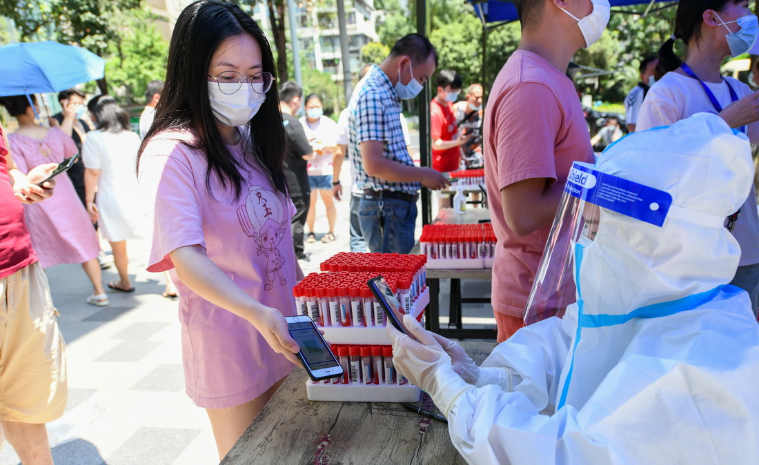 7月28日，在成都高新区盛兴社区核酸采样点，市民进行核酸采样登记。新华社记者 王曦 摄