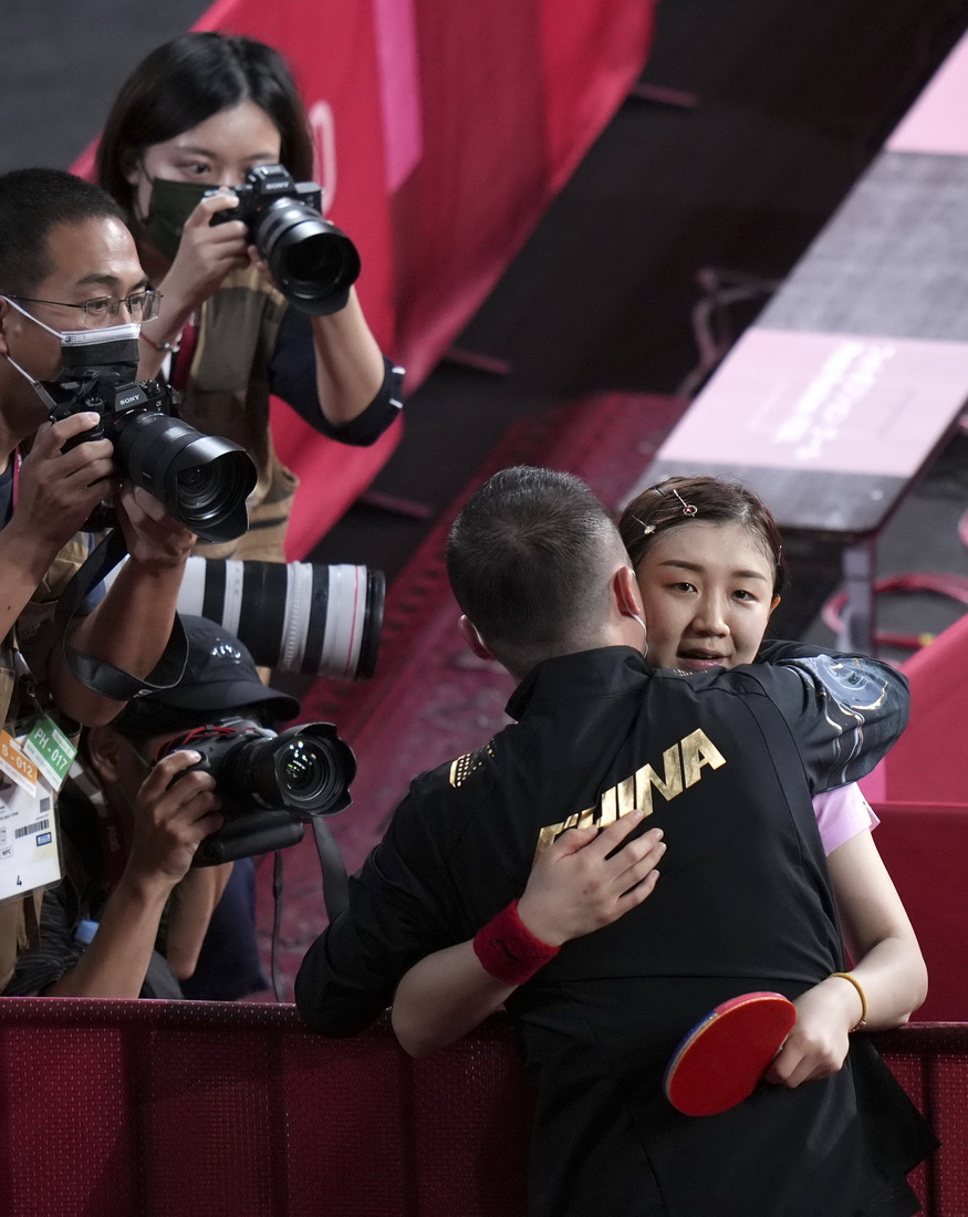 7月29日，陳夢奪冠后與教練馬琳擁抱慶祝。新華社記者 呂小煒 攝
