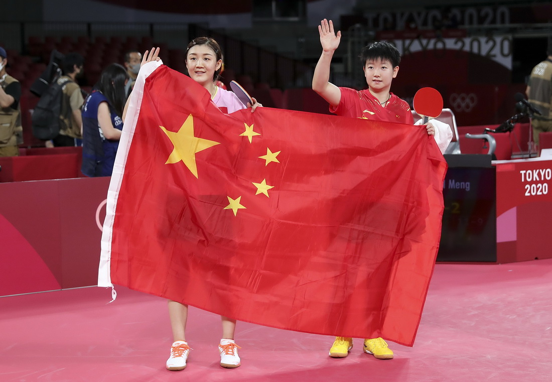 7月29日，陳夢（左）和孫穎莎在比賽后攜手共展國旗。新華社記者 王東震 攝
