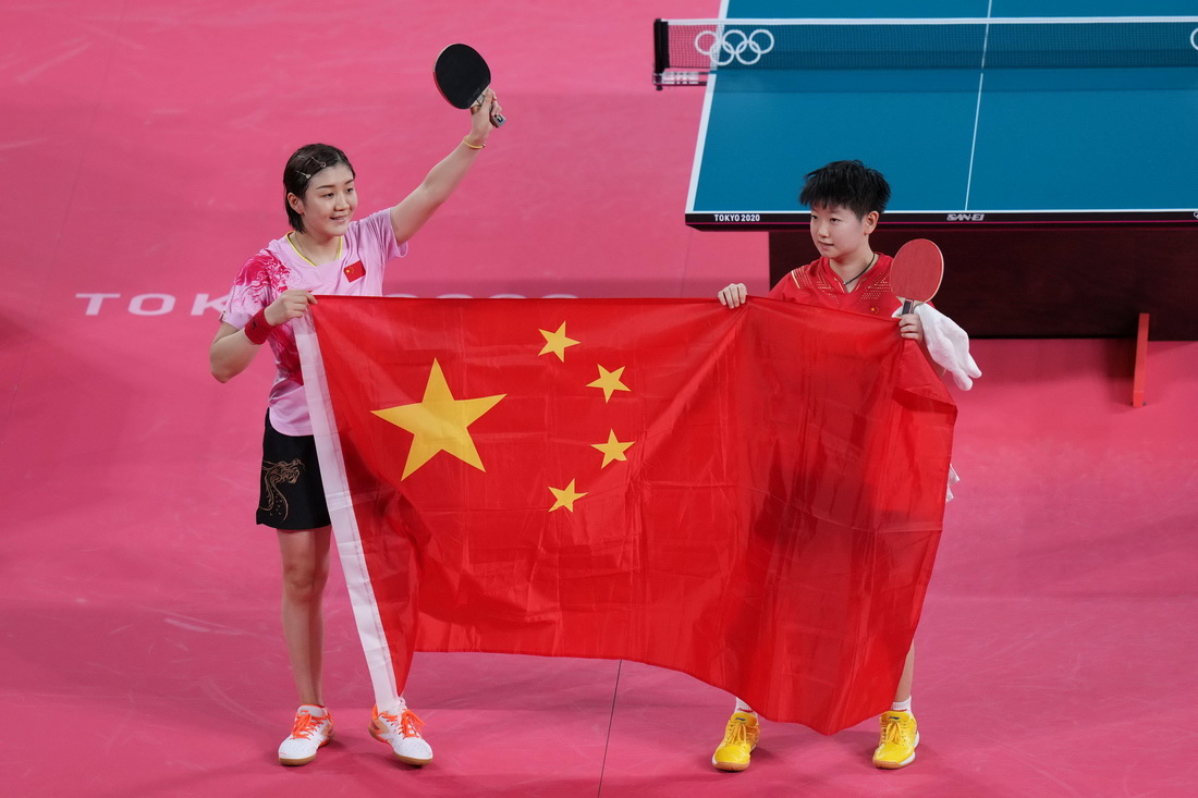 7月29日，陳夢（左）和孫穎莎在比賽后攜手共展國旗。