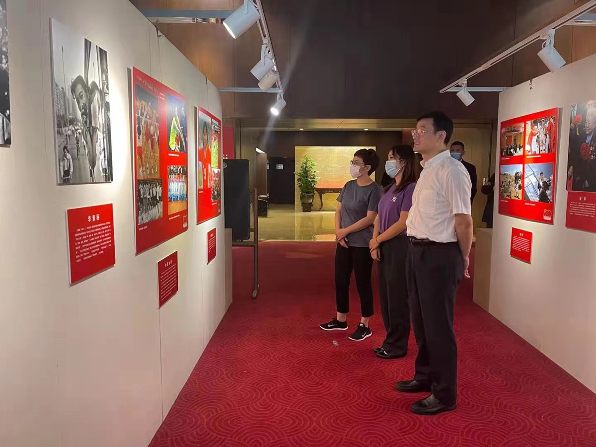 中國婦女活動中心社會活動部部長劉海兵等觀看展覽。