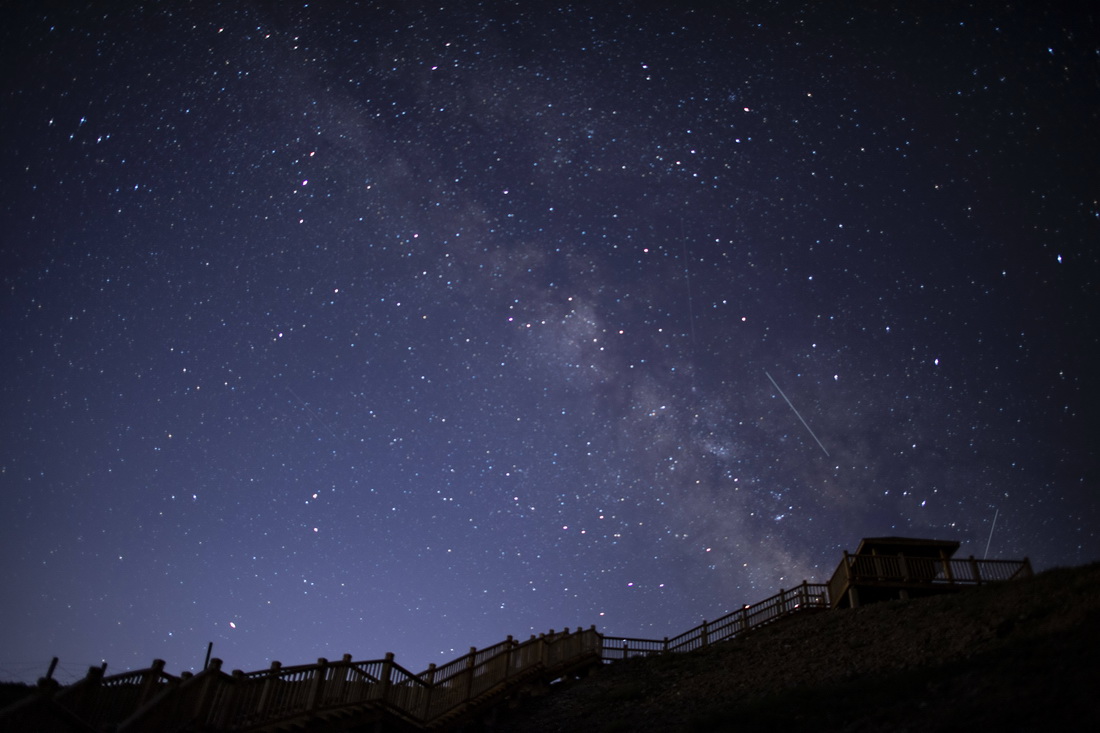 这是7月30日在宁夏银川市境内的贺兰山下拍摄的银河和宝瓶座δ南流星雨。