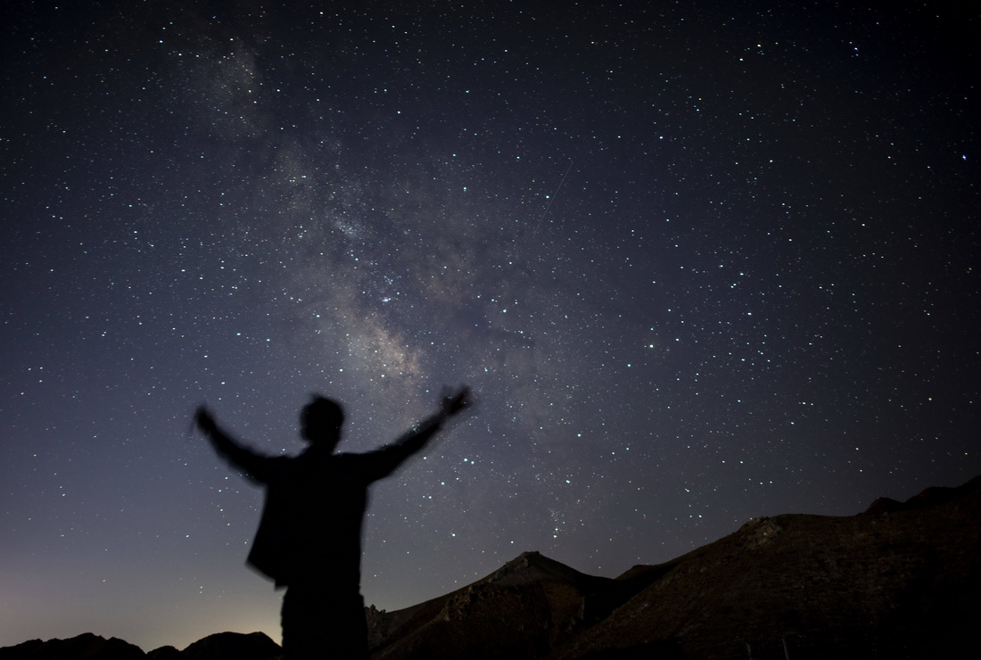 这是7月30日在宁夏银川市境内的贺兰山下拍摄的银河和宝瓶座δ南流星雨。