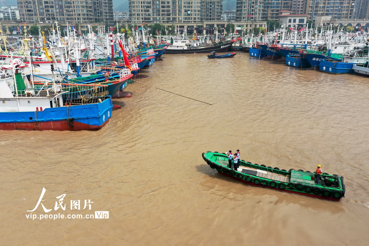 7月30日，浙江省舟山市公安局普陀區分局船管民警利用“海上流動小喇叭”向漁船民宣傳安全生產知識。
