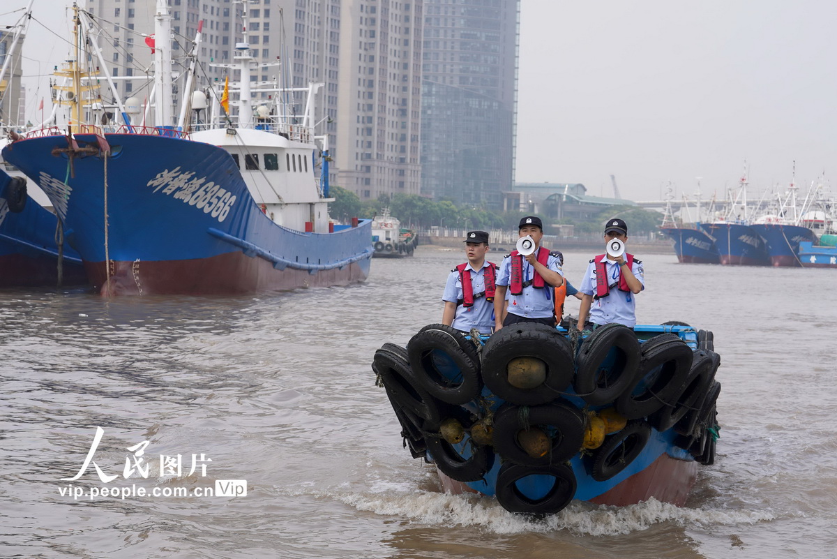 7月30日，浙江省舟山市公安局普陀區分局船管民警利用“海上流動小喇叭”向漁船民宣傳安全生產知識。